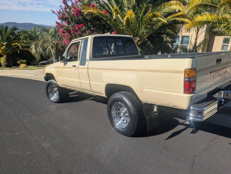 Toyota-custom-deluxe-4x4-1988-yellow-4