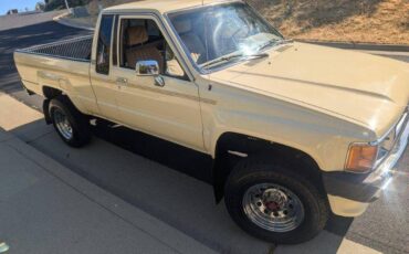 Toyota-custom-deluxe-4x4-1988-yellow-5