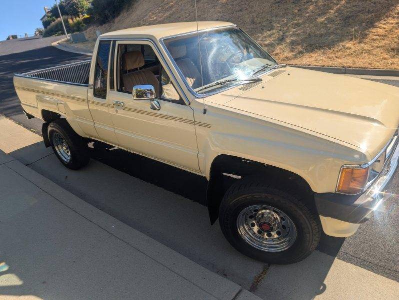 Toyota-custom-deluxe-4x4-1988-yellow-5