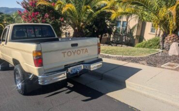 Toyota-custom-deluxe-4x4-1988-yellow-8