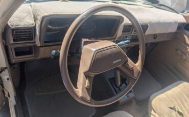 Toyota-custom-deluxe-4x4-1988-yellow-9