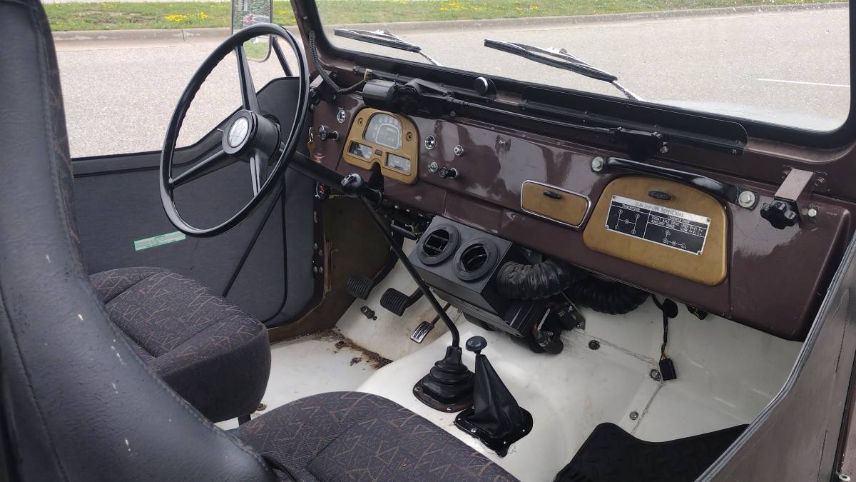 Toyota-fj40-land-cruiser-1971-brown-3