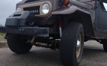 Toyota-fj40-land-cruiser-1971-brown