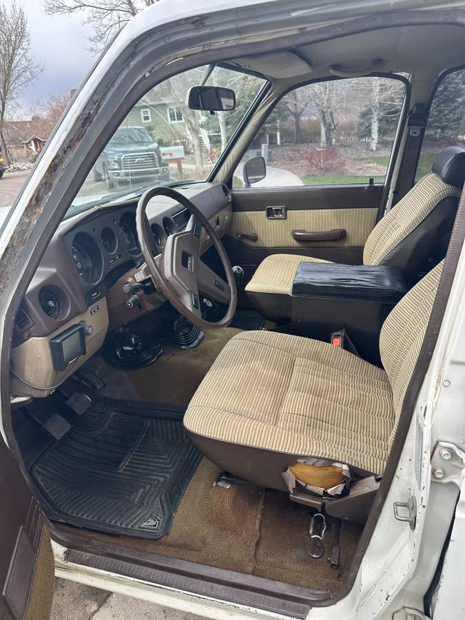 Toyota-land-cruiser-1983-white-1