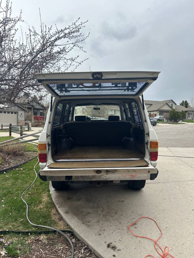 Toyota-land-cruiser-1983-white-4