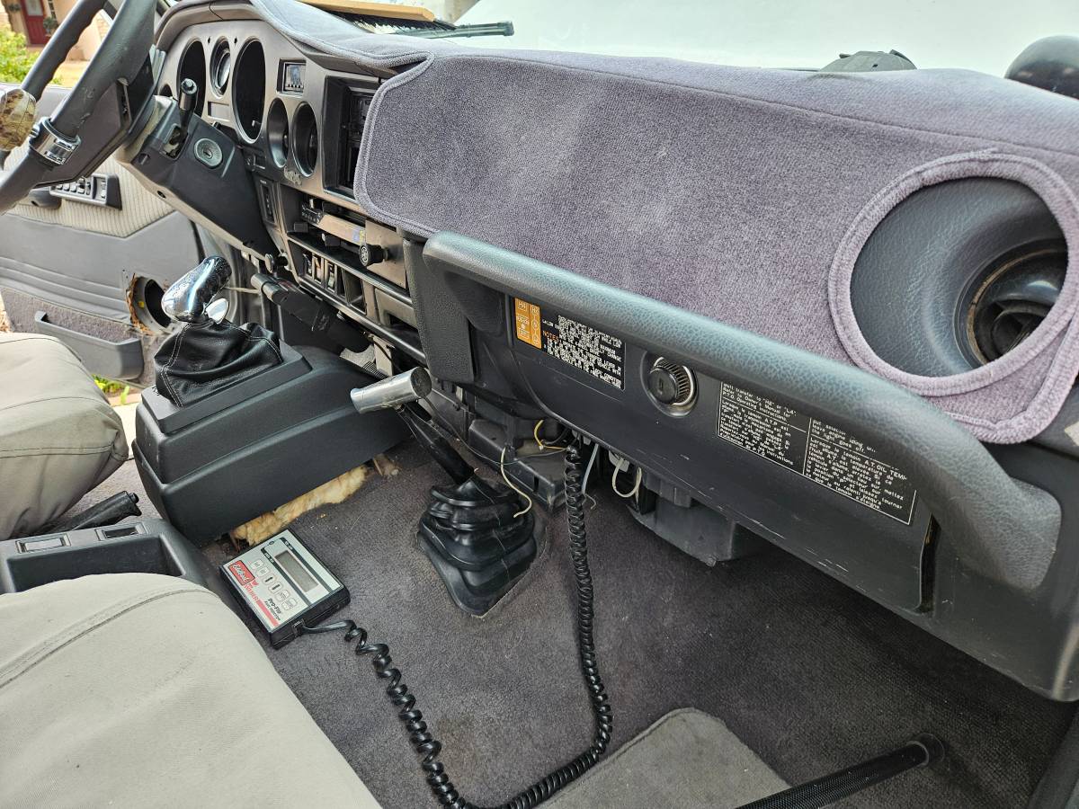 Toyota-land-cruiser-fj-62-1988-blue-13