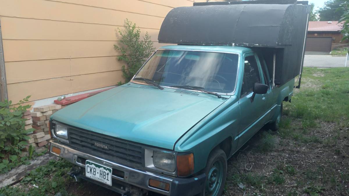Toyota-pick-up-truck-1985-custom-1