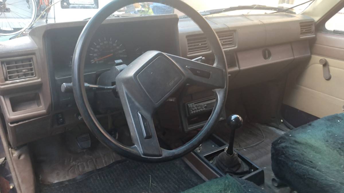 Toyota-pick-up-truck-1985-custom-2