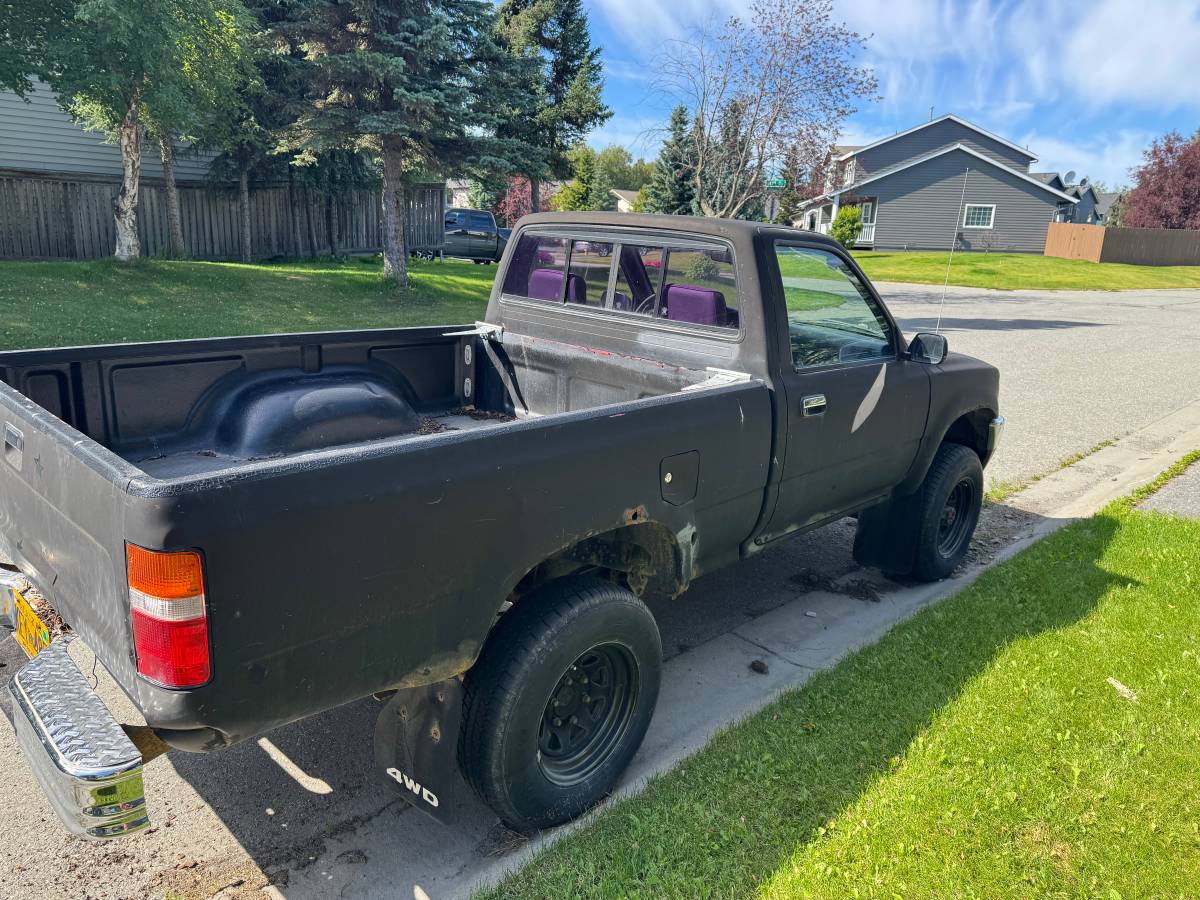 Toyota-pickup-1989-black-3