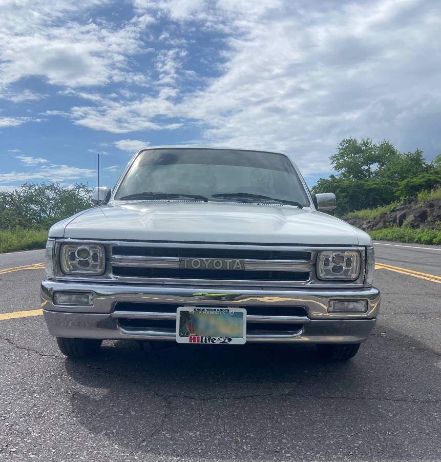 Toyota-pickup-1989-white-1