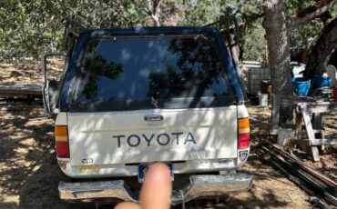 Toyota-pickup-1989-white-2
