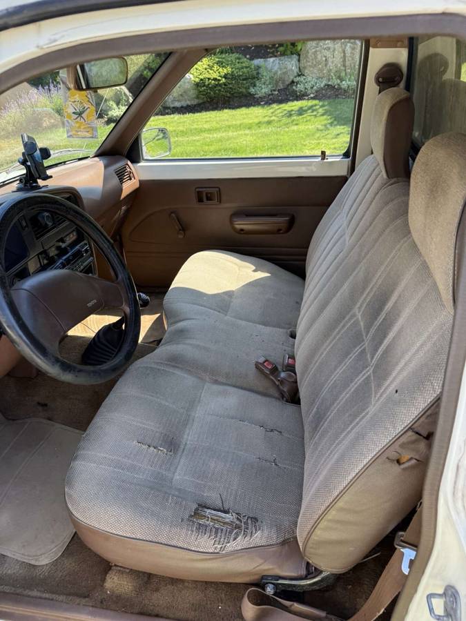 Toyota-pickup-1989-white-5