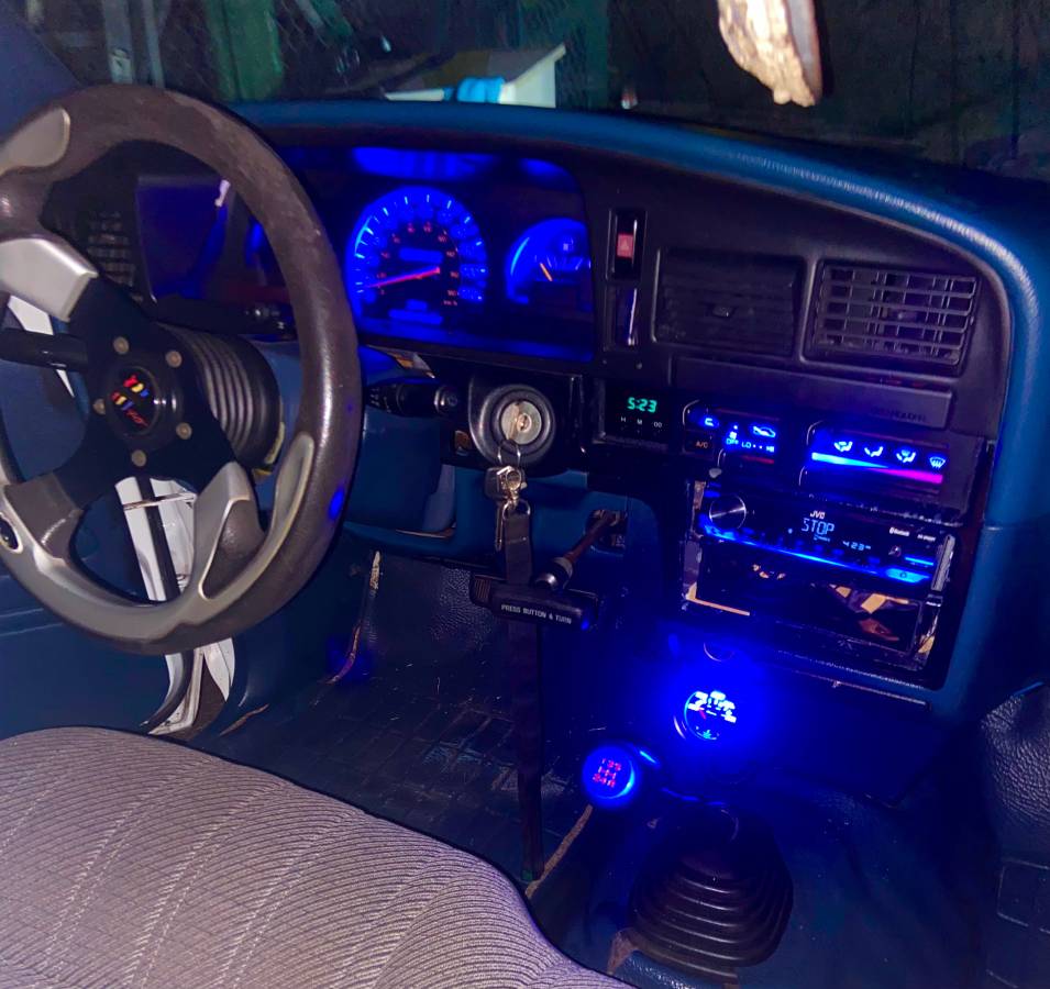 Toyota-pickup-1989-white-7