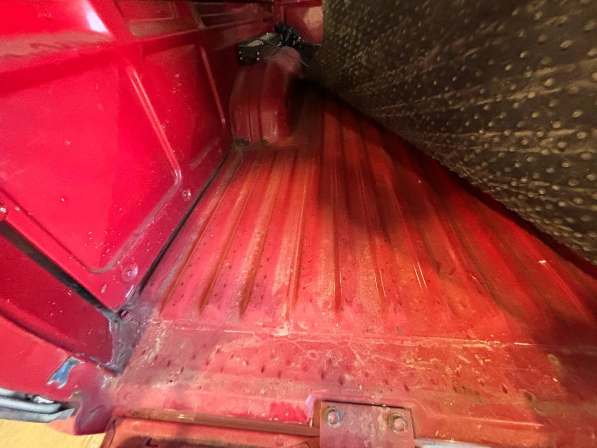 Toyota-pickup-4x4-1988-red-19