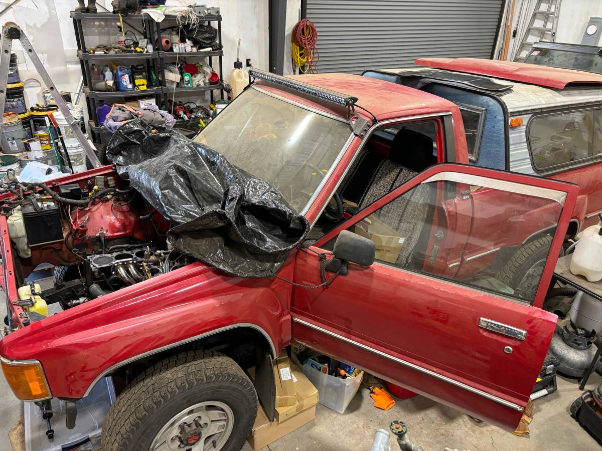 Toyota-pickup-4x4-1988-red-21