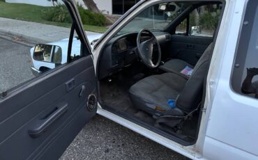Toyota-pickup-truck-1989-white-10