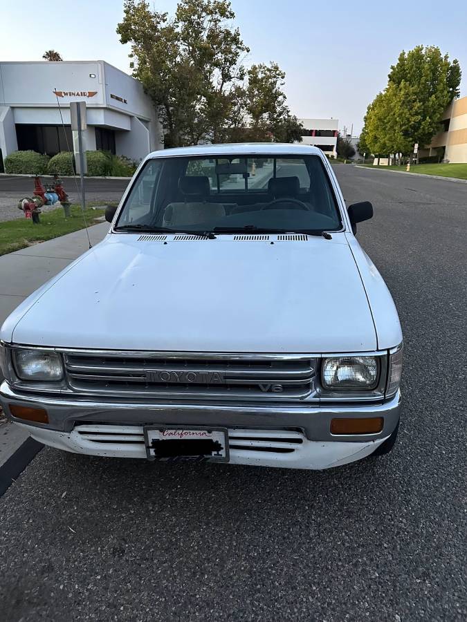 Toyota-pickup-truck-1989-white-11