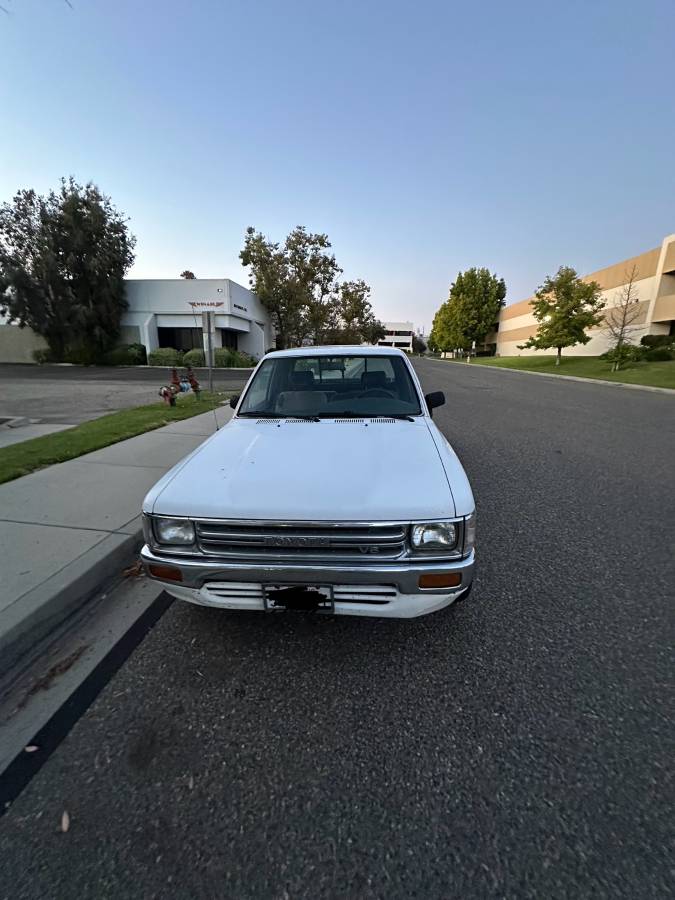 Toyota-pickup-truck-1989-white-12