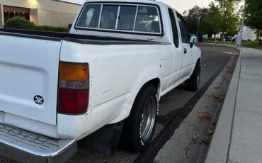 Toyota-pickup-truck-1989-white-2