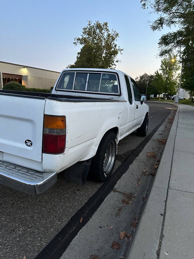 Toyota-pickup-truck-1989-white-2