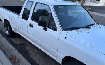 Toyota-pickup-truck-1989-white-3
