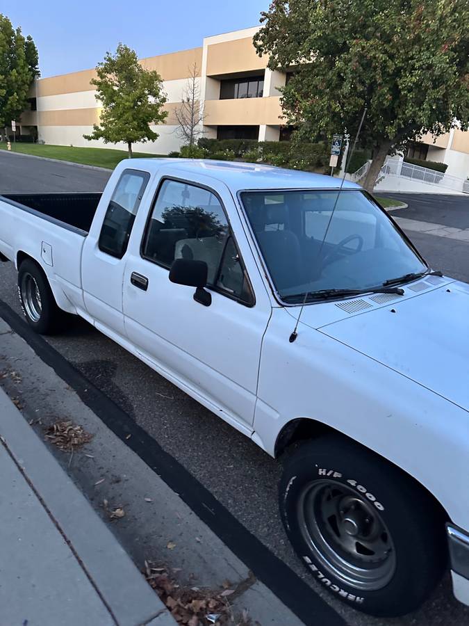 Toyota-pickup-truck-1989-white-3