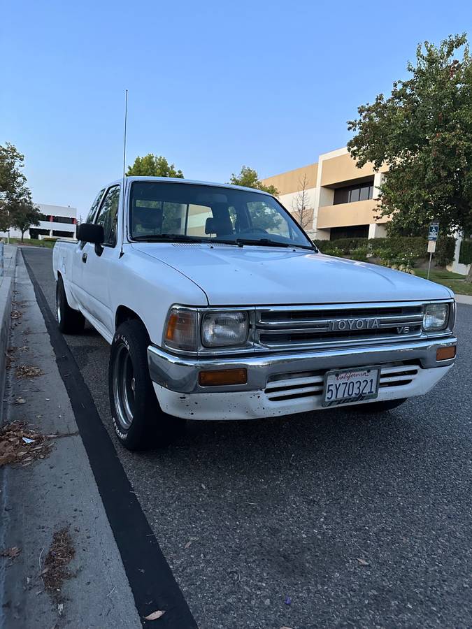 Toyota-pickup-truck-1989-white-4