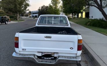 Toyota-pickup-truck-1989-white-5