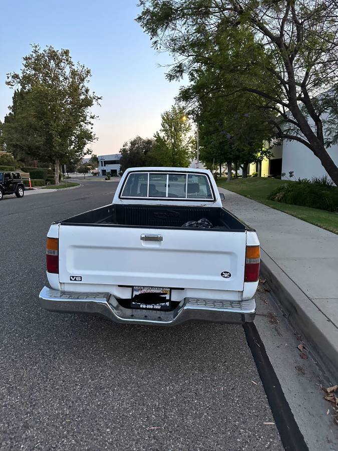 Toyota-pickup-truck-1989-white-5