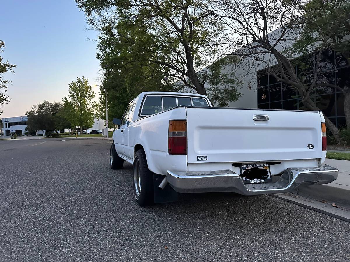 Toyota-pickup-truck-1989-white-6