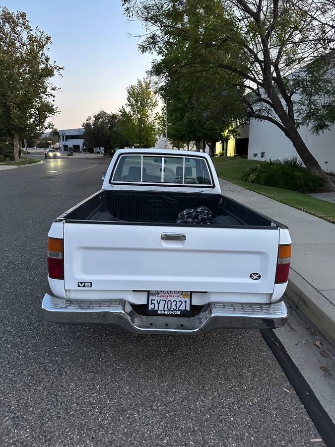 Toyota-pickup-truck-1989-white-7