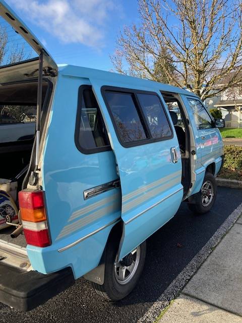 Toyota-van-1987-blue-1