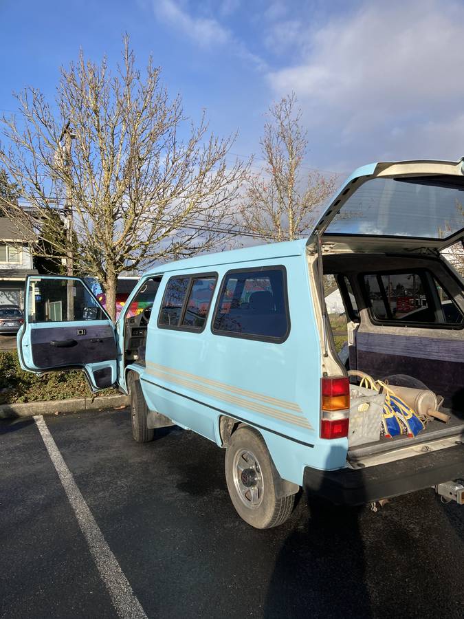 Toyota-van-1987-blue-11