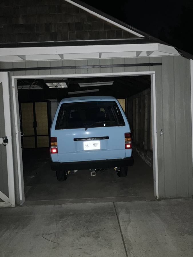 Toyota-van-1987-blue-3