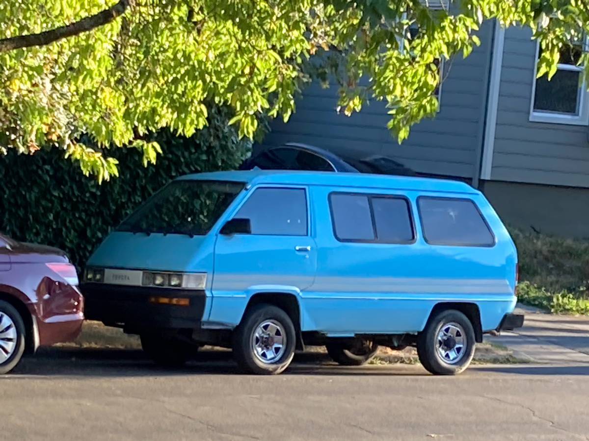 Toyota-van-1987-blue-7
