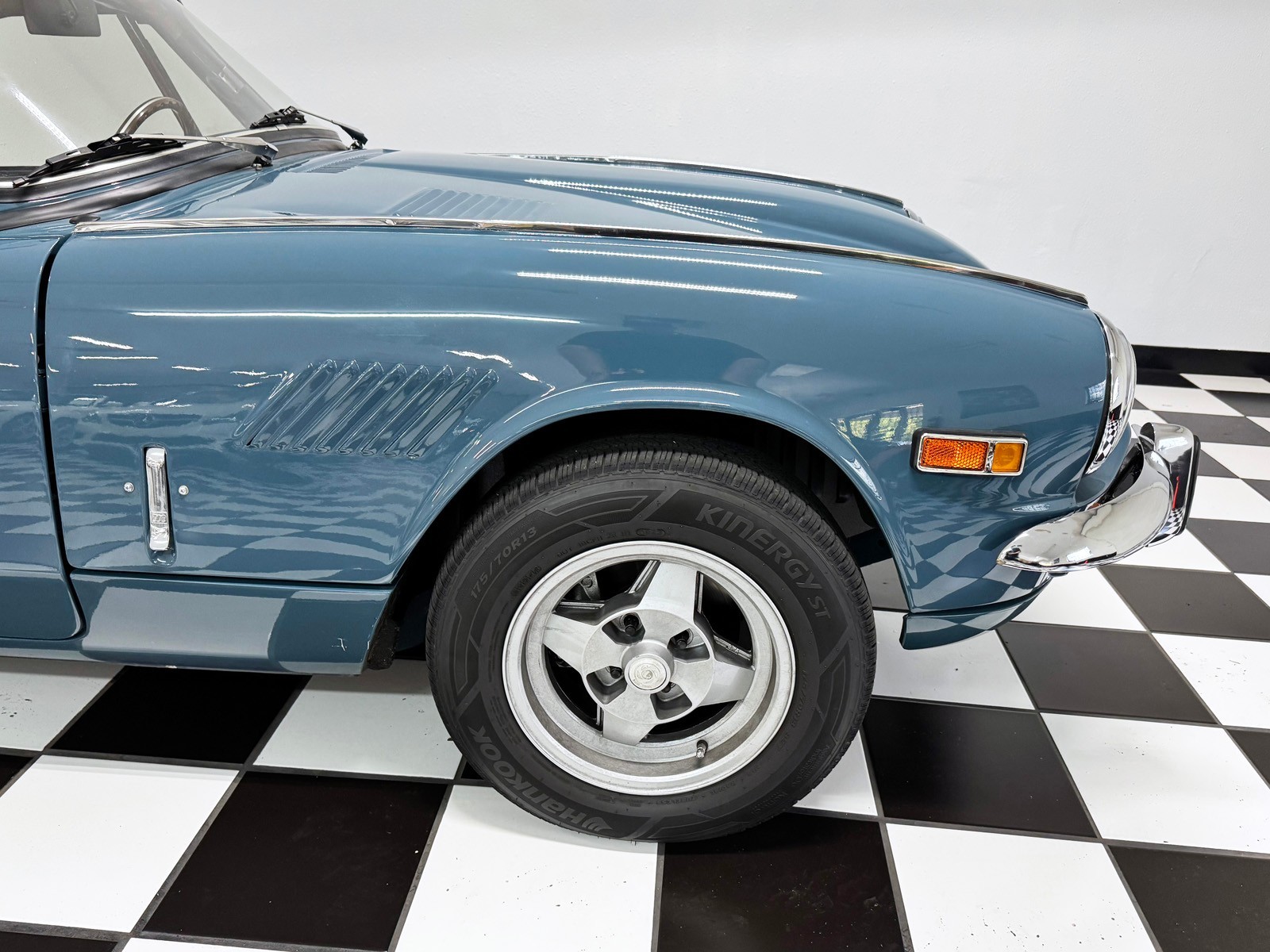 Triumph-Spitfire-1970-Fastback-12