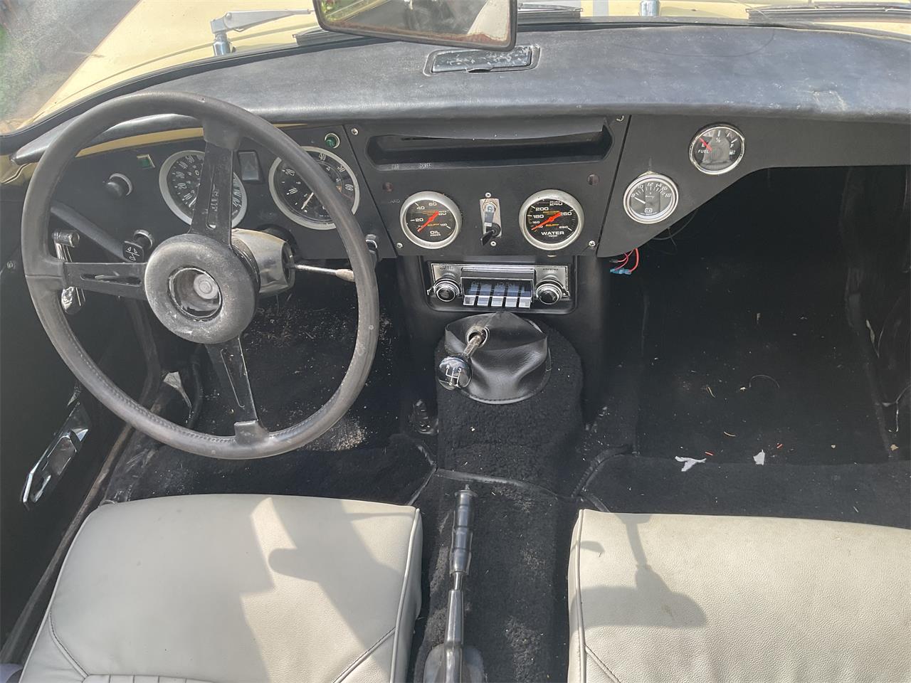 Triumph-Spitfire-1971-Light-yellow-Sliver-10