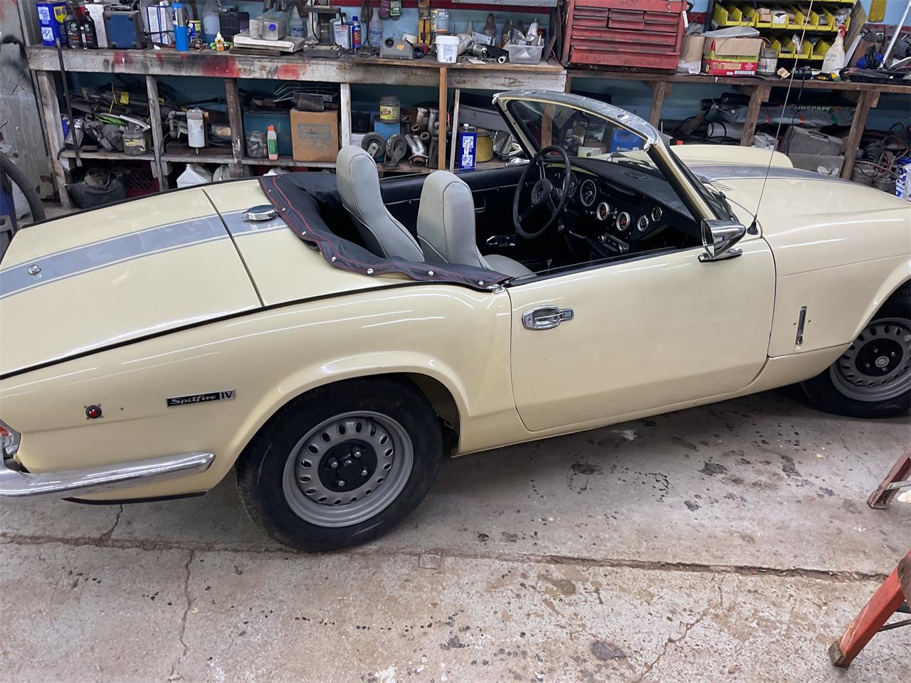 Triumph-Spitfire-1971-Light-yellow-Sliver-2