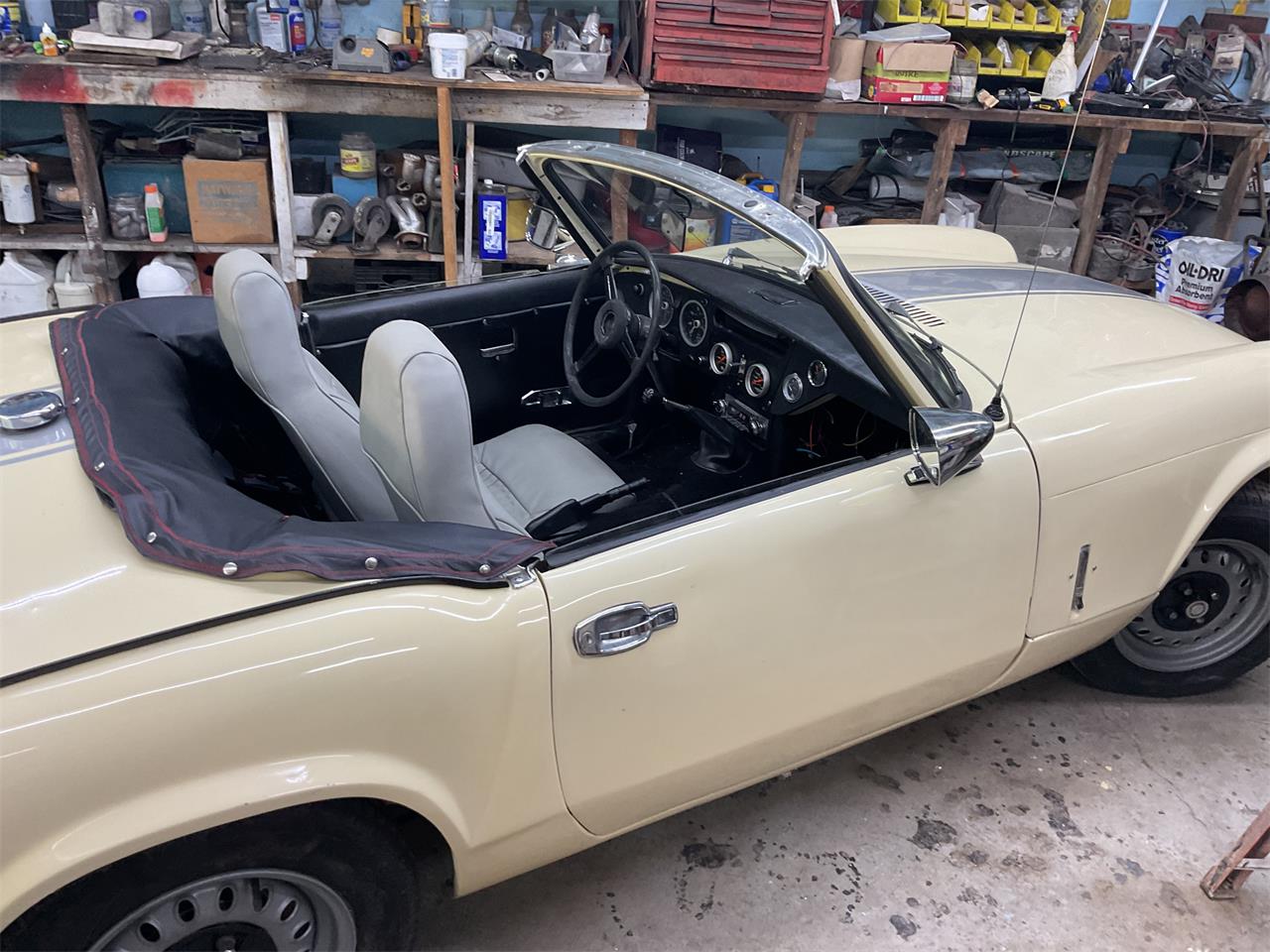 Triumph-Spitfire-1971-Light-yellow-Sliver-3