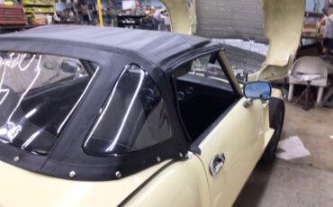 Triumph-Spitfire-1971-Light-yellow-Sliver-5