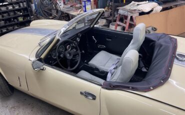 Triumph-Spitfire-1971-Light-yellow-Sliver-8