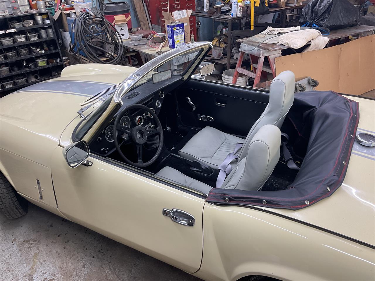 Triumph-Spitfire-1971-Light-yellow-Sliver-8