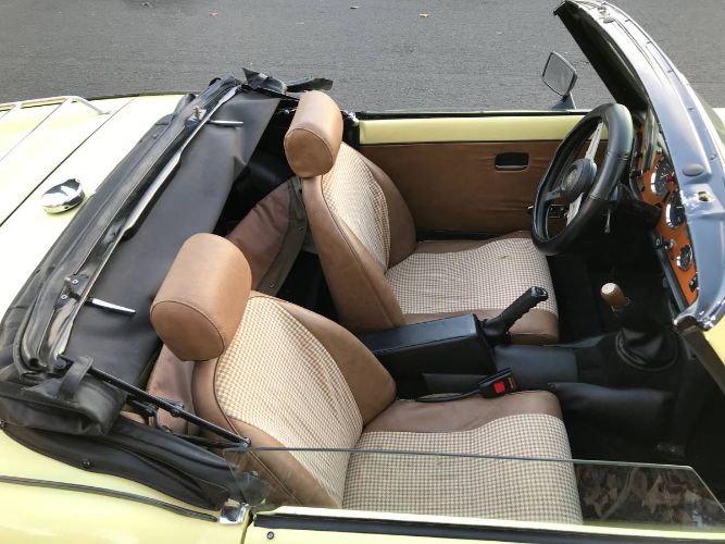 Triumph-Spitfire-1976-Yellow-3