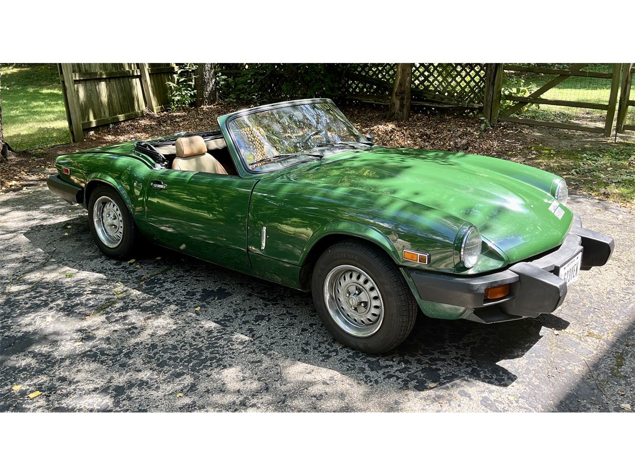 Triumph-Spitfire-1979-British-racing-green-Camel-1