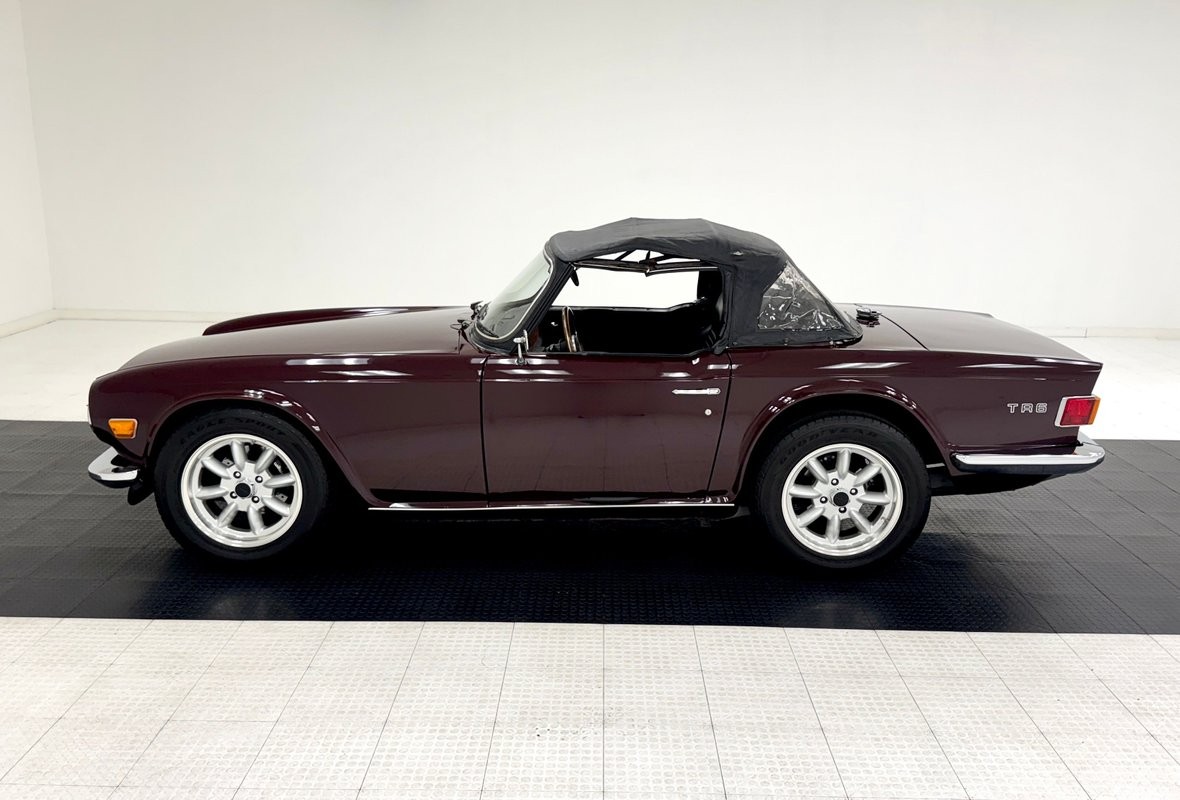 Triumph-TR-6-1972-Convertible-2