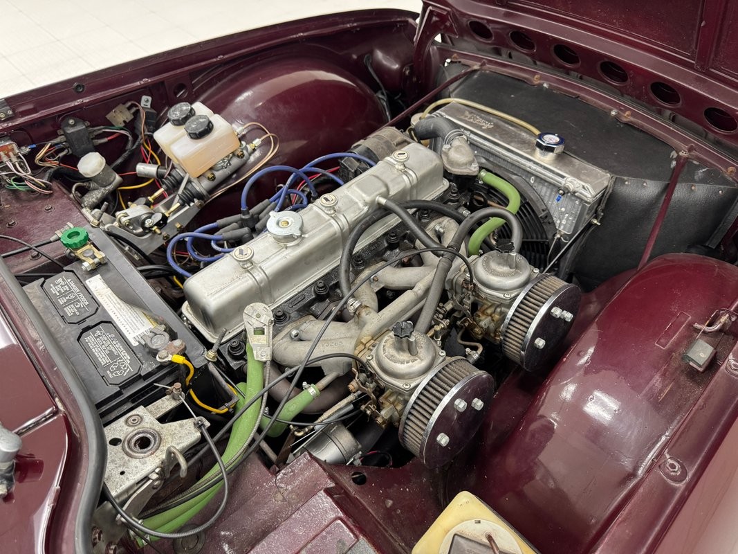 Triumph-TR-6-1972-Convertible-24