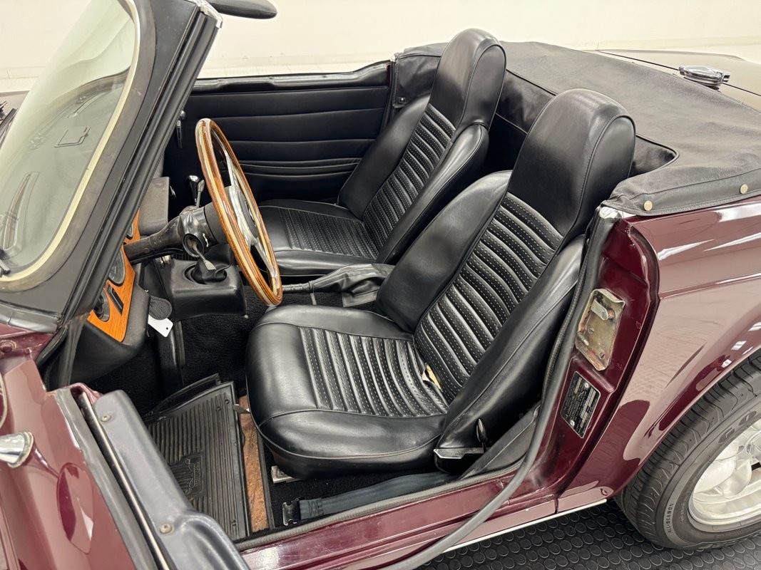 Triumph-TR-6-1972-Convertible-34