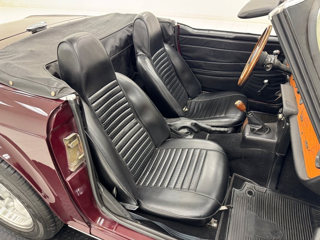 Triumph-TR-6-1972-Convertible-37