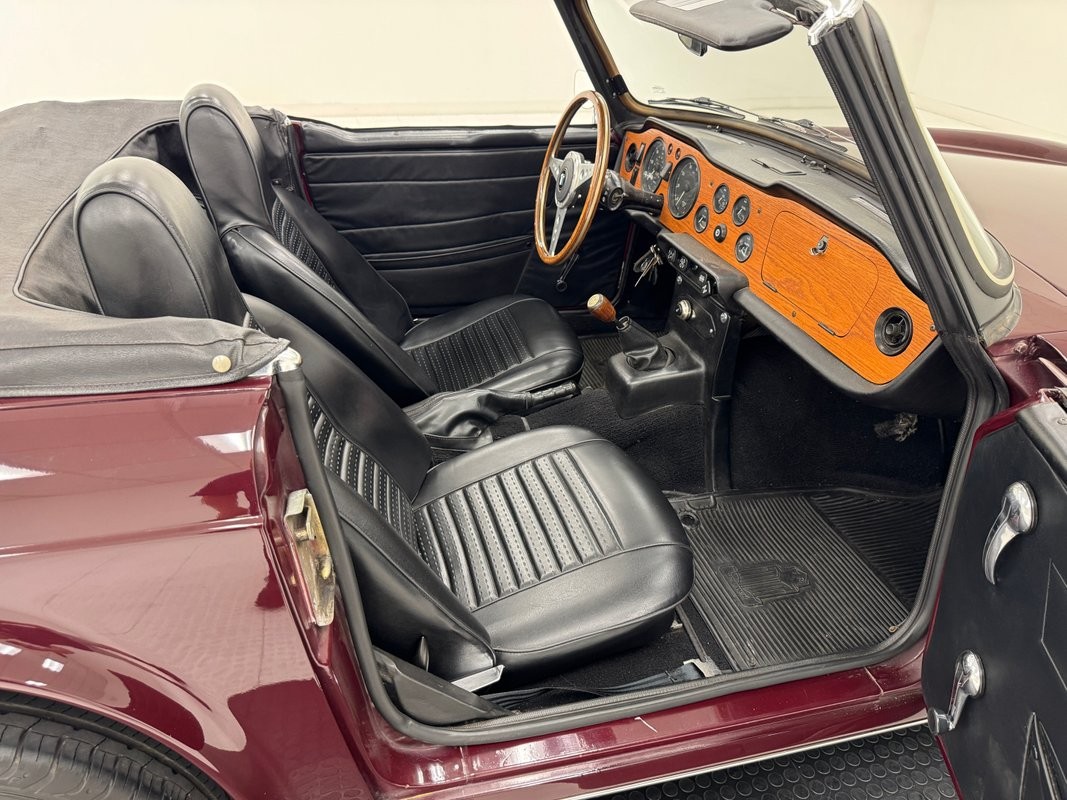 Triumph-TR-6-1972-Convertible-38