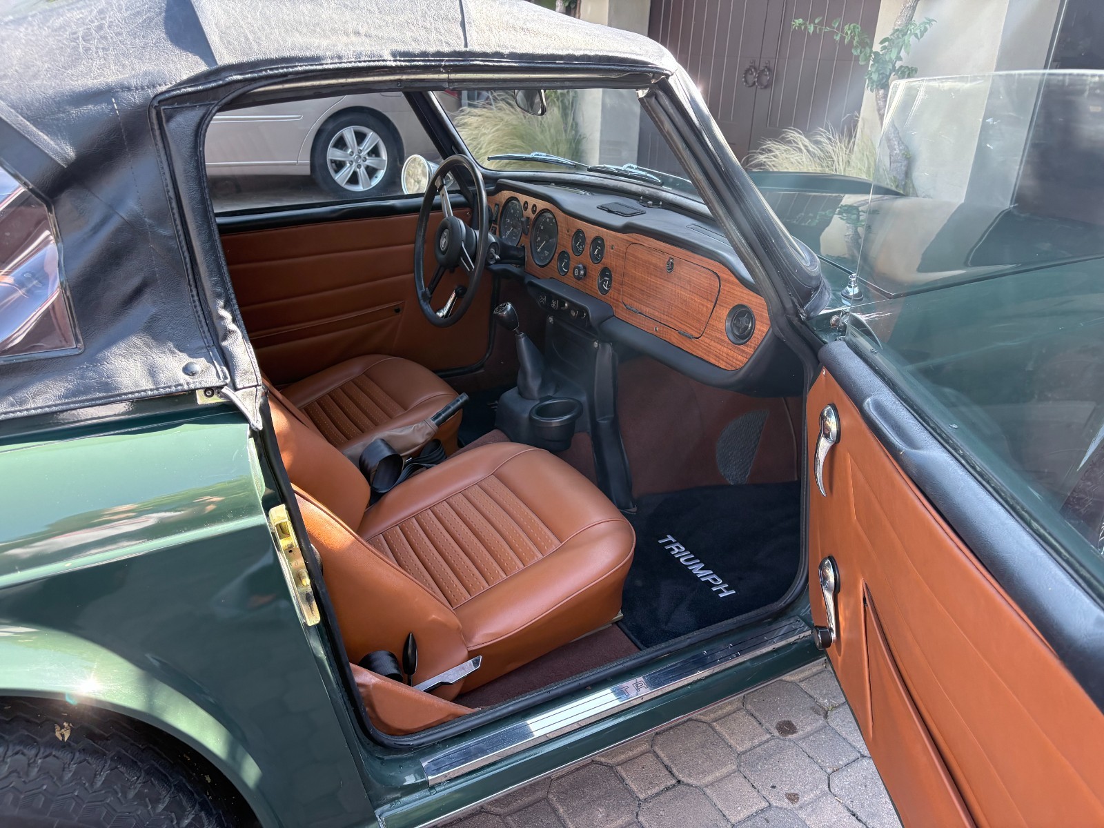 Triumph-TR-6-1972-Convertible-7
